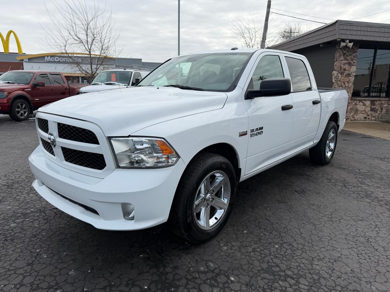 RAM 1500 Express 4x2 Crew Cab 5'7" Box 2017
