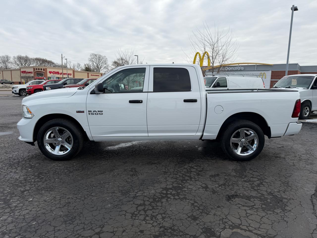 RAM 1500 Express 4x2 Crew Cab 5'7" Box 2017