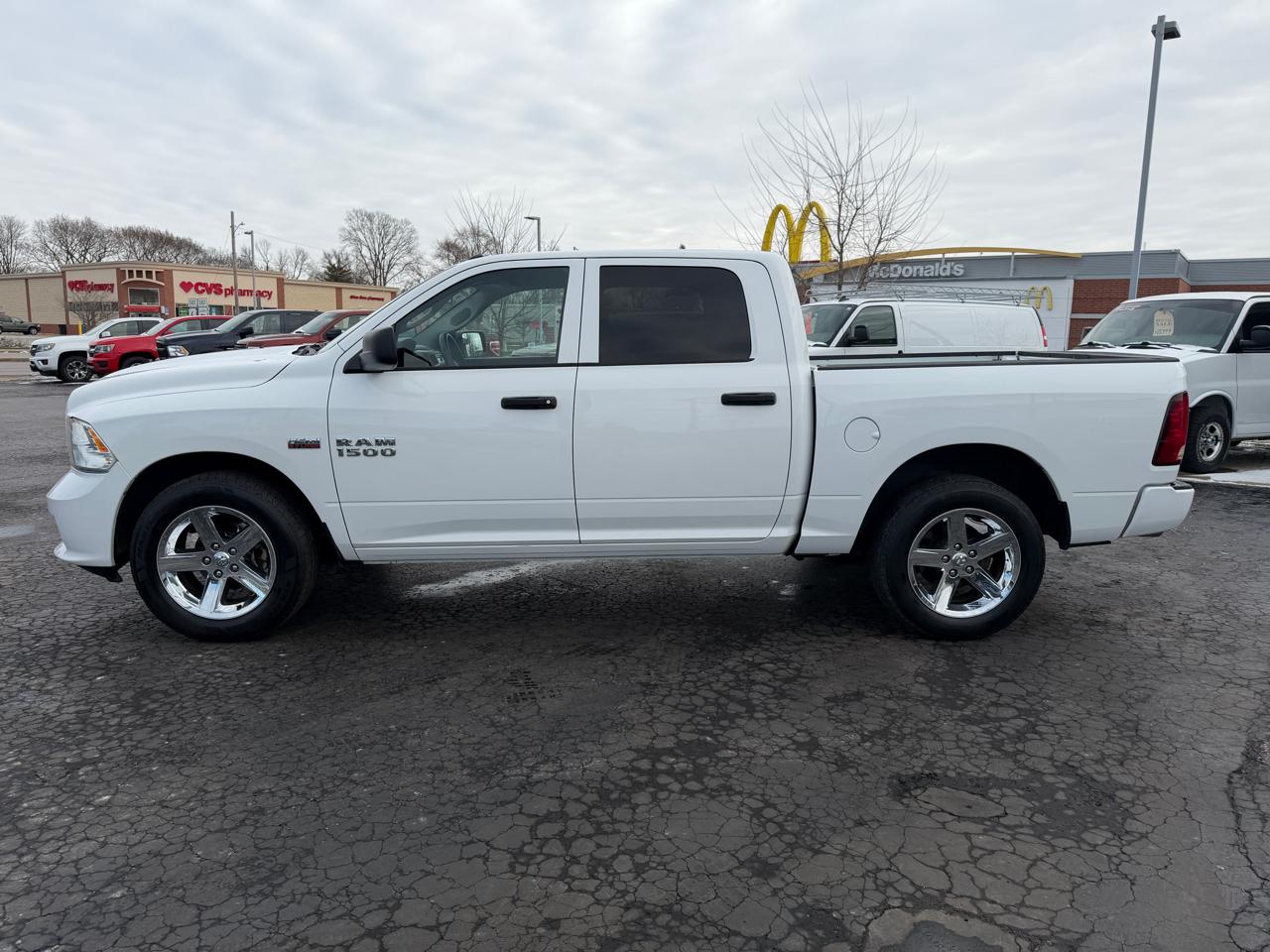 RAM 1500 Express 4x2 Crew Cab 5'7" Box 2017