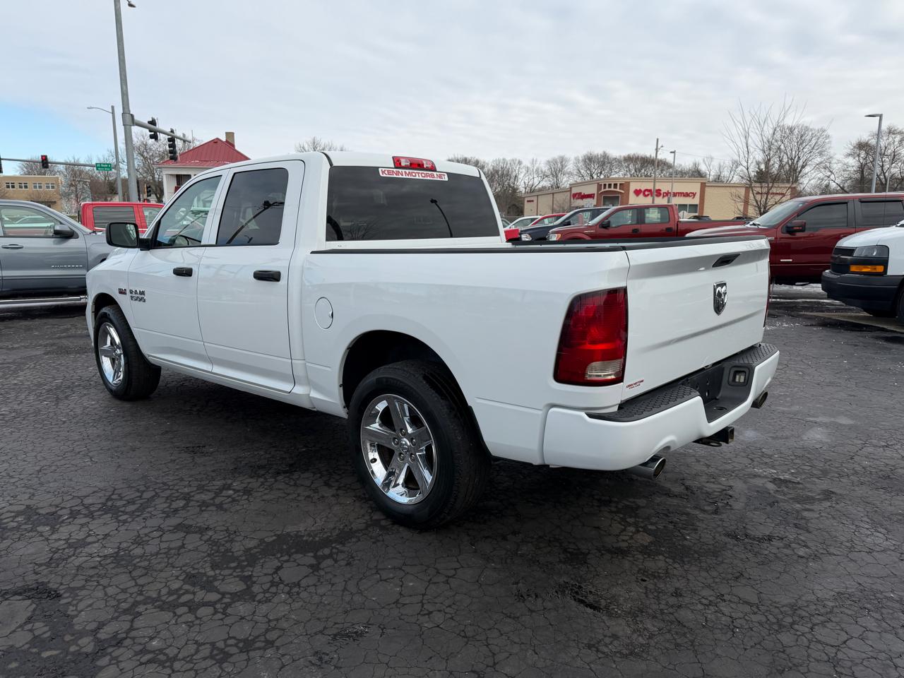 RAM 1500 Express 4x2 Crew Cab 5'7" Box 2017