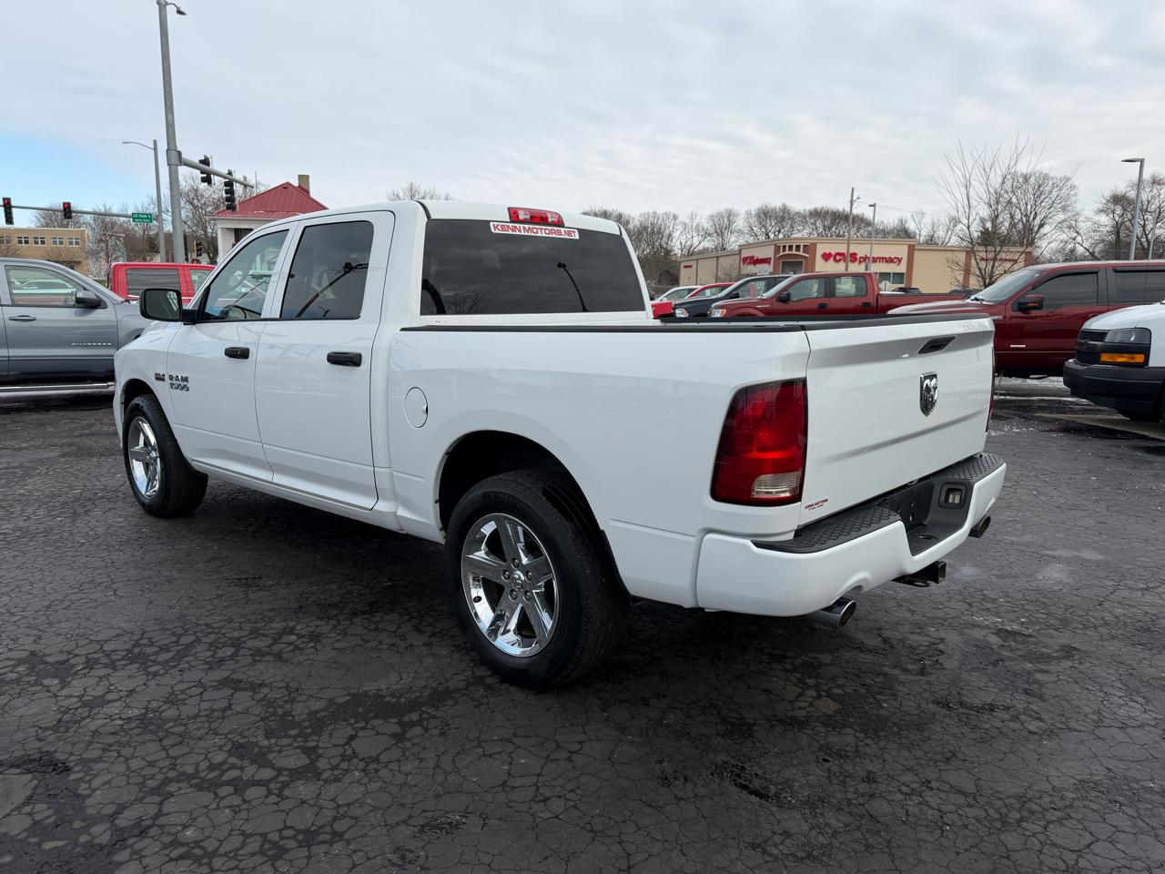 RAM 1500 Express 4x2 Crew Cab 5'7" Box 2017