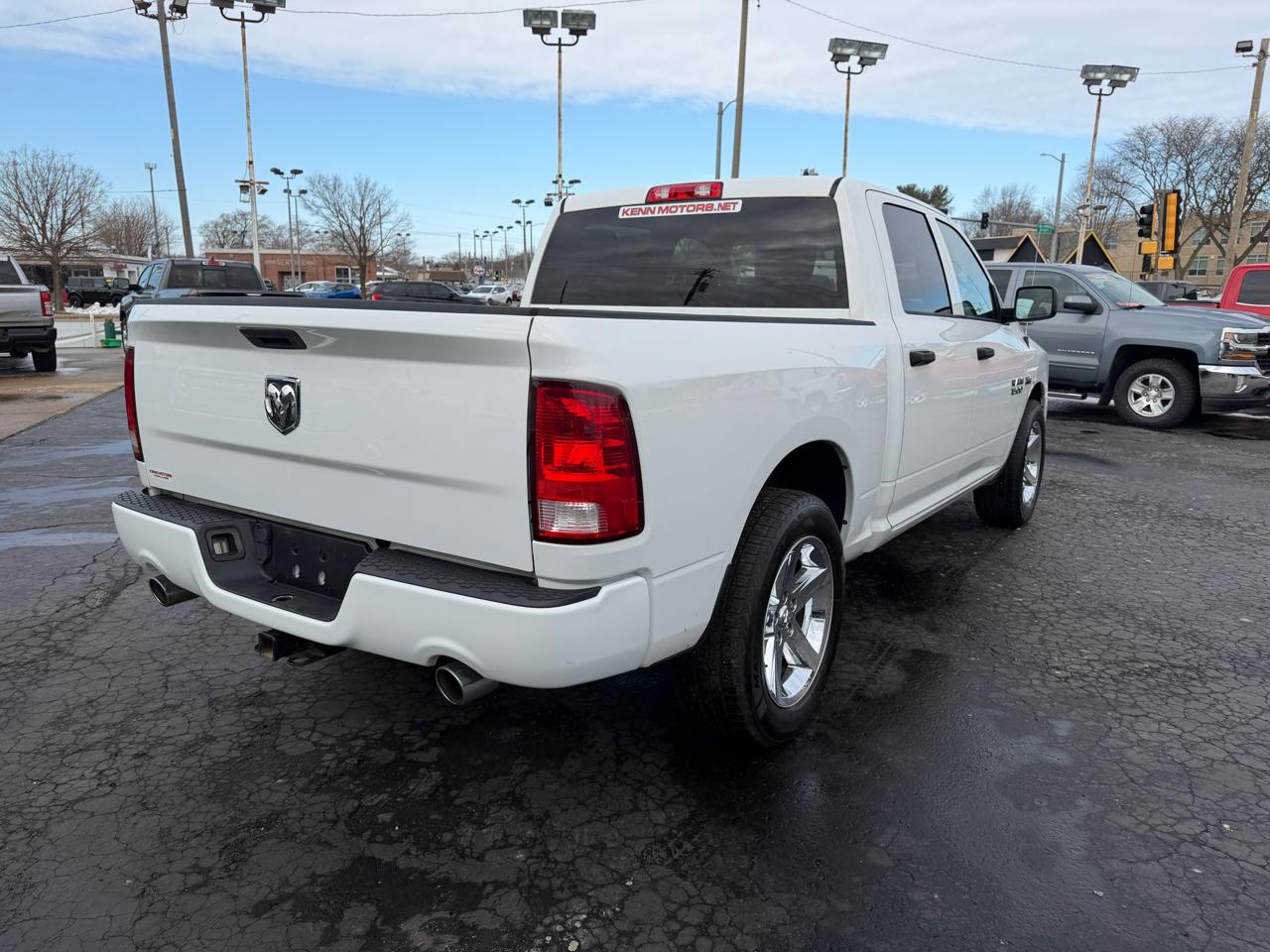 RAM 1500 Express 4x2 Crew Cab 5'7" Box 2017