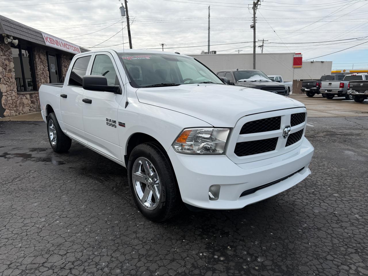 RAM 1500 Express 4x2 Crew Cab 5'7" Box 2017