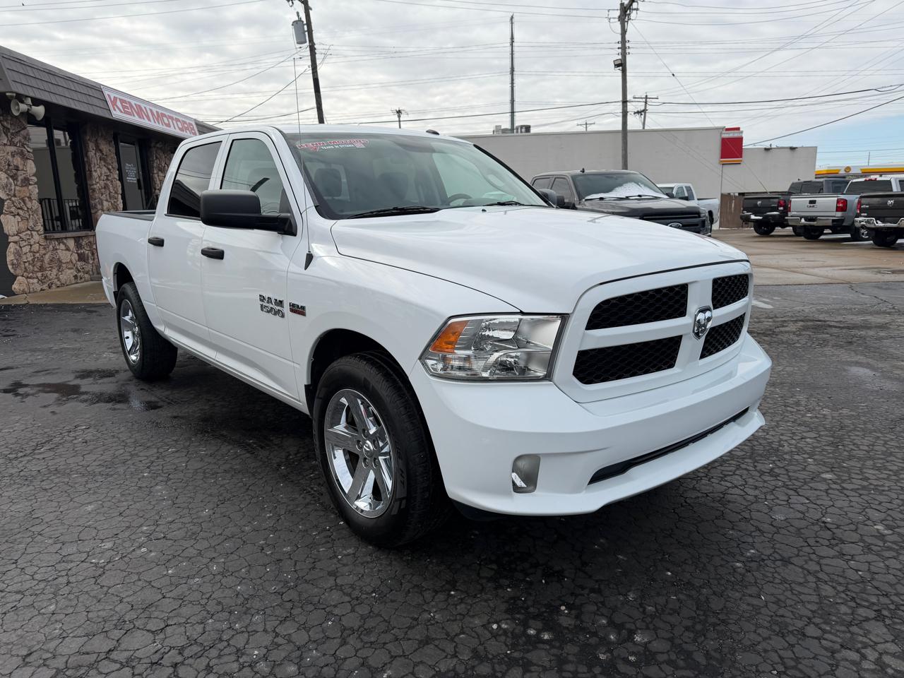 RAM 1500 Express 4x2 Crew Cab 5'7" Box 2017