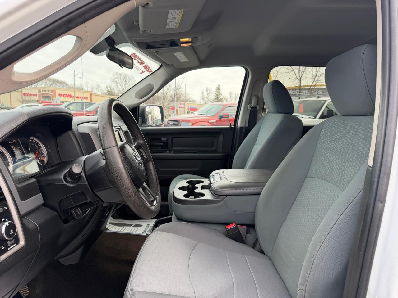 RAM 1500 Express 4x2 Crew Cab 5'7" Box 2017