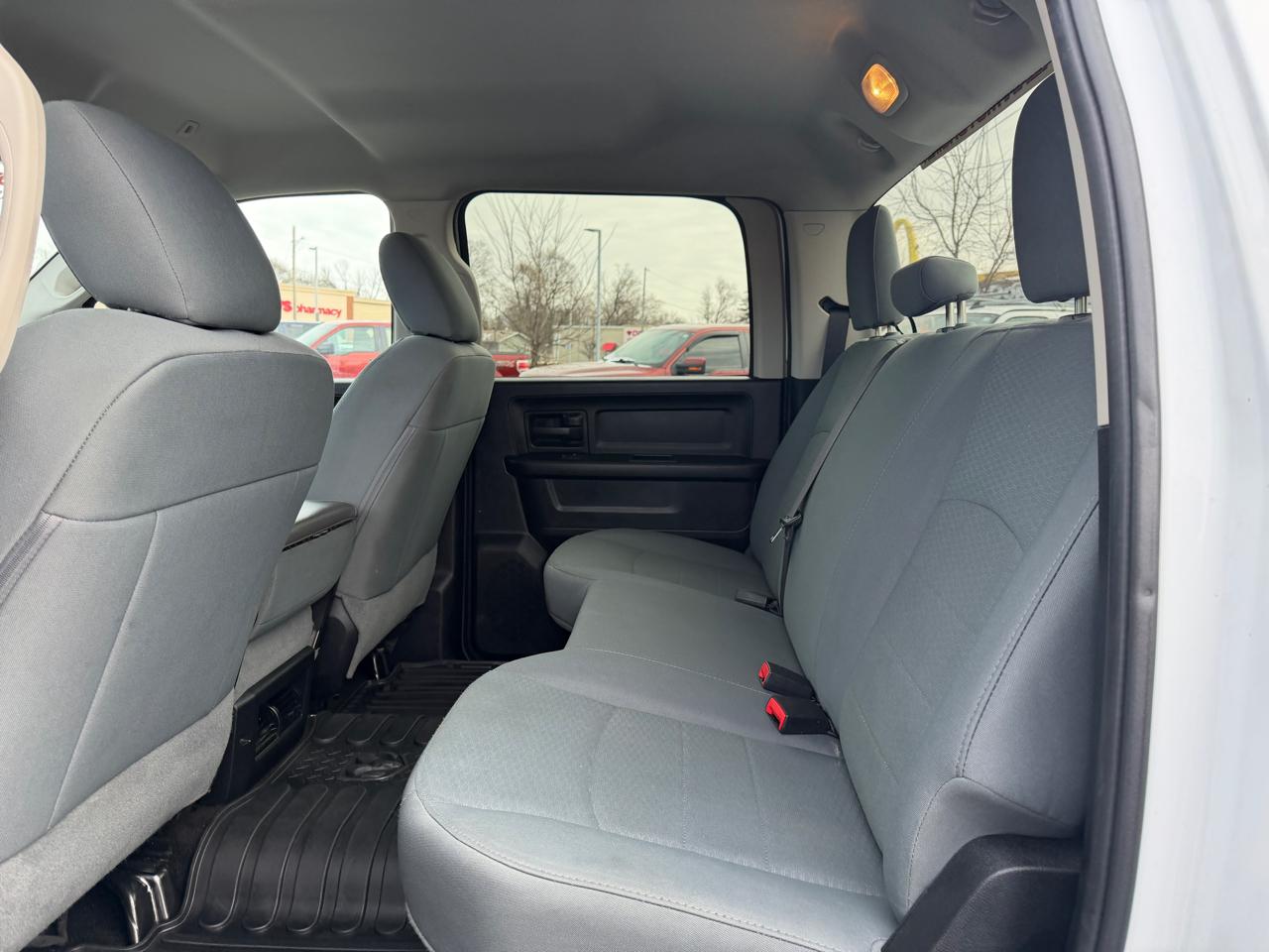 RAM 1500 Express 4x2 Crew Cab 5'7" Box 2017