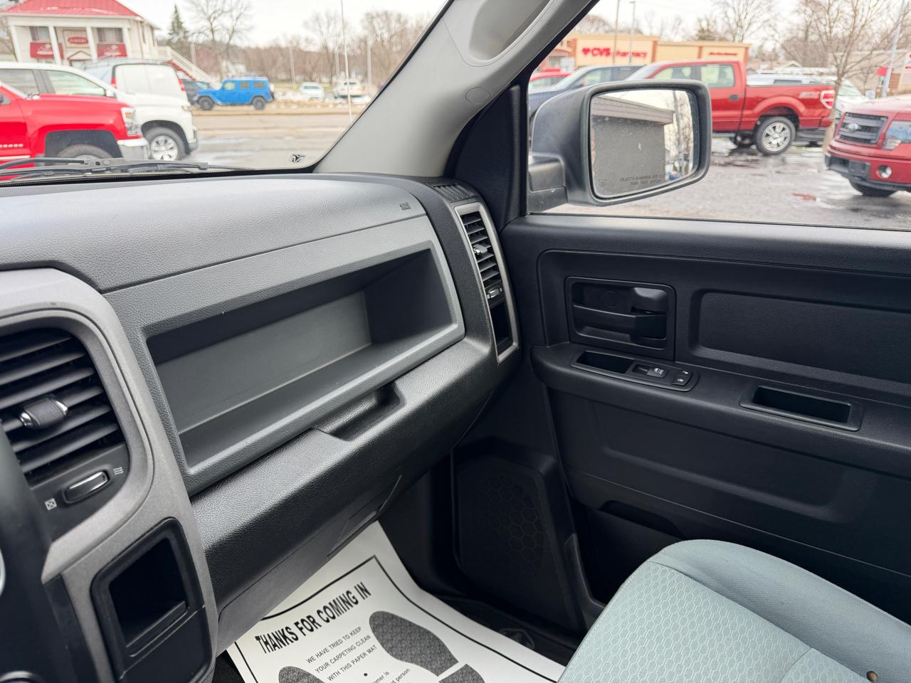 RAM 1500 Express 4x2 Crew Cab 5'7" Box 2017