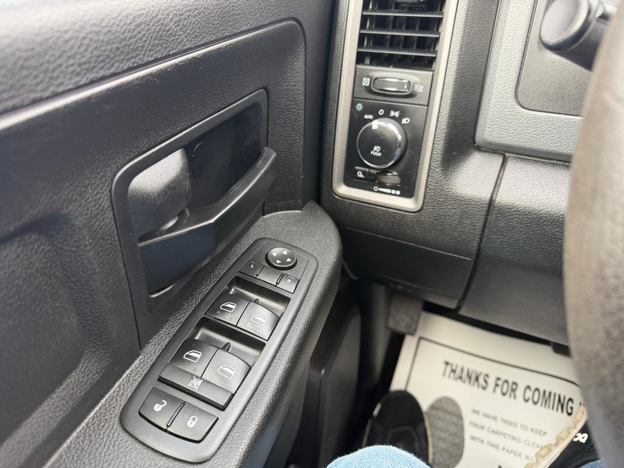 RAM 1500 Express 4x2 Crew Cab 5'7" Box 2017