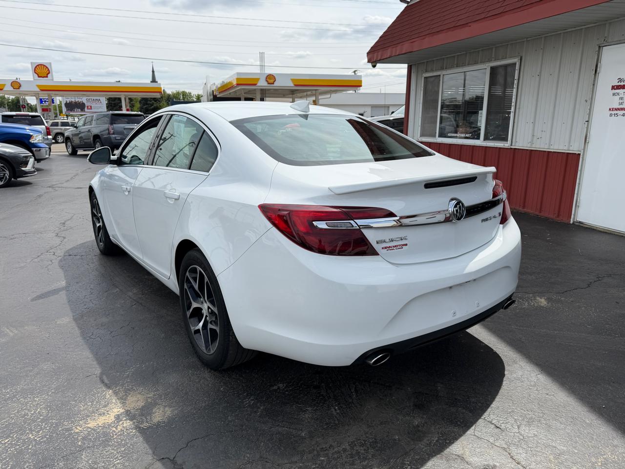 Buick Regal 4dr Sdn Sport Touring FWD 2017