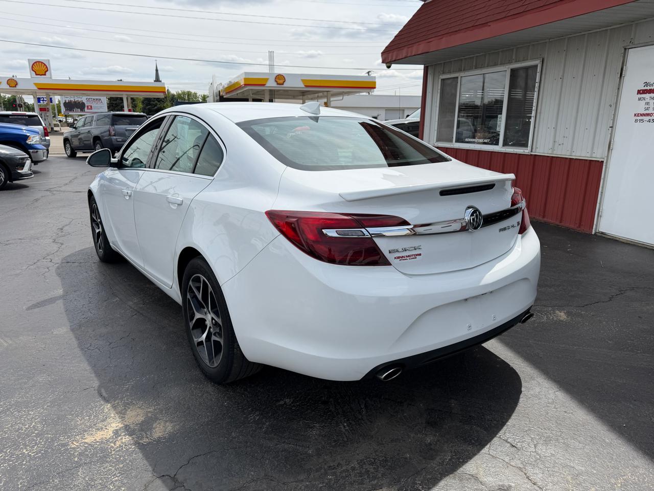 Buick Regal 4dr Sdn Sport Touring FWD 2017