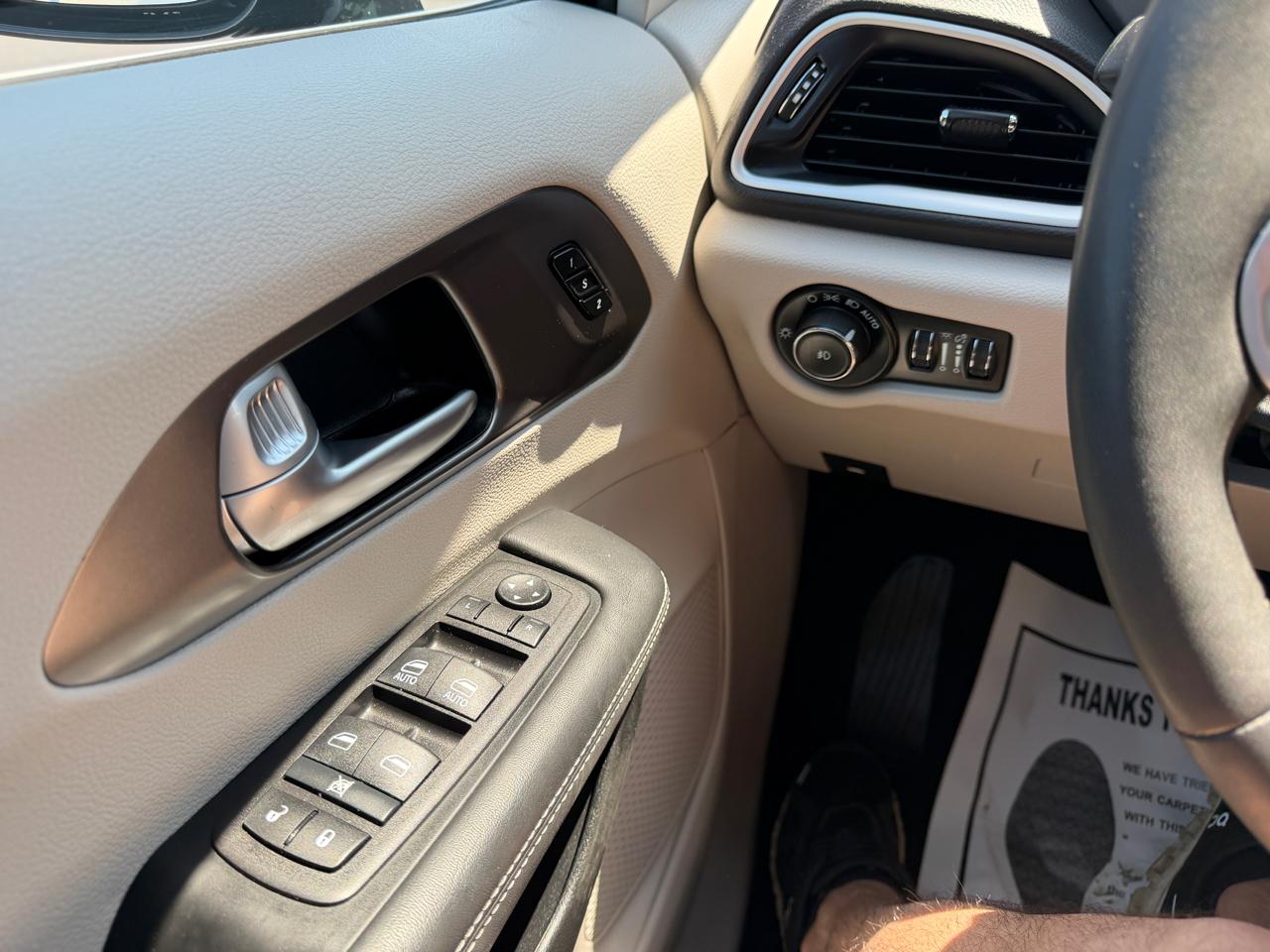 Chrysler Pacifica Touring L FWD 2024