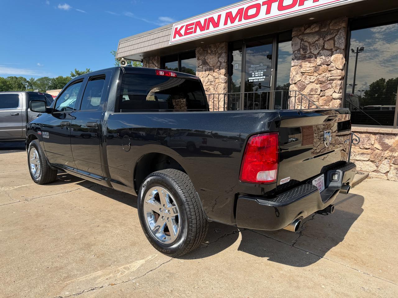 RAM 1500 Express 4x4 Quad Cab 6'4" Box 2017