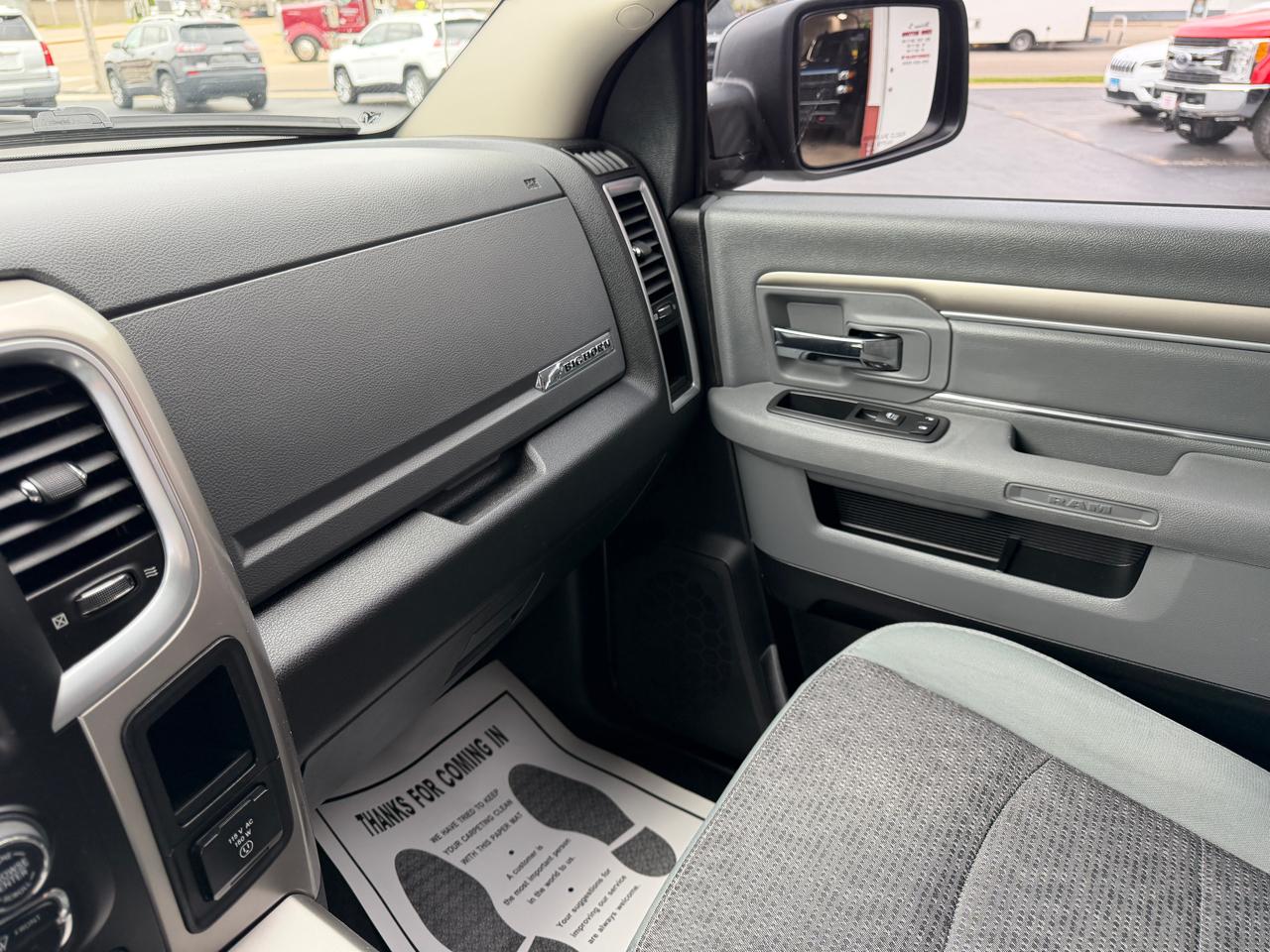RAM 1500 Big Horn 4x4 Crew Cab 5'7" Box 2017