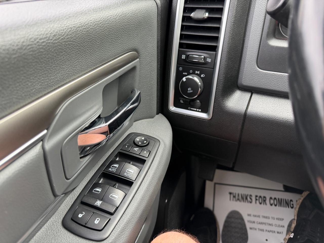 RAM 1500 Big Horn 4x4 Crew Cab 5'7" Box 2017