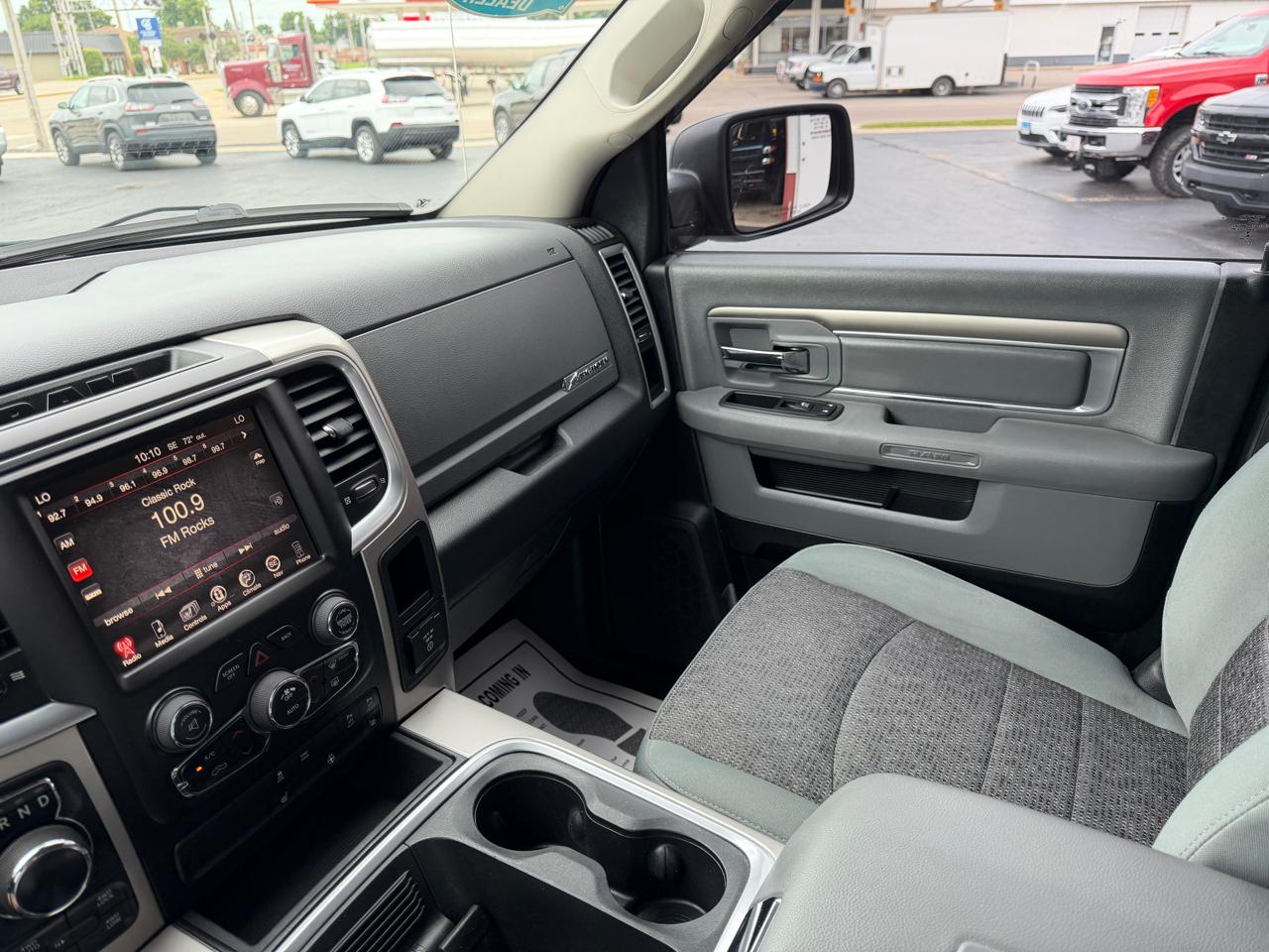 RAM 1500 Big Horn 4x4 Crew Cab 5'7" Box 2017