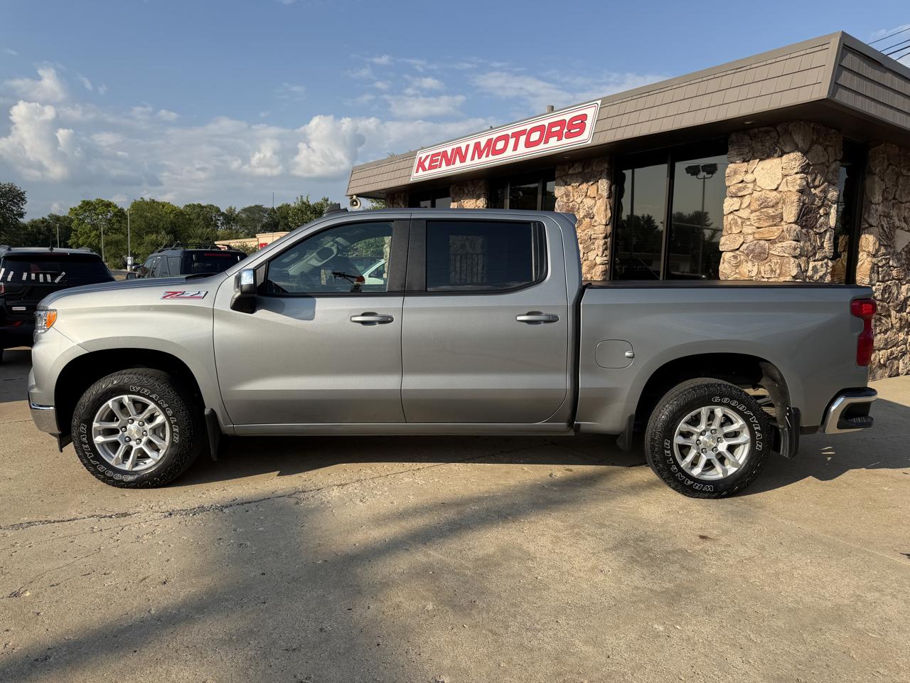 Chevrolet Silverado 1500 4WD Crew Cab 147" LT w/1LT 2023