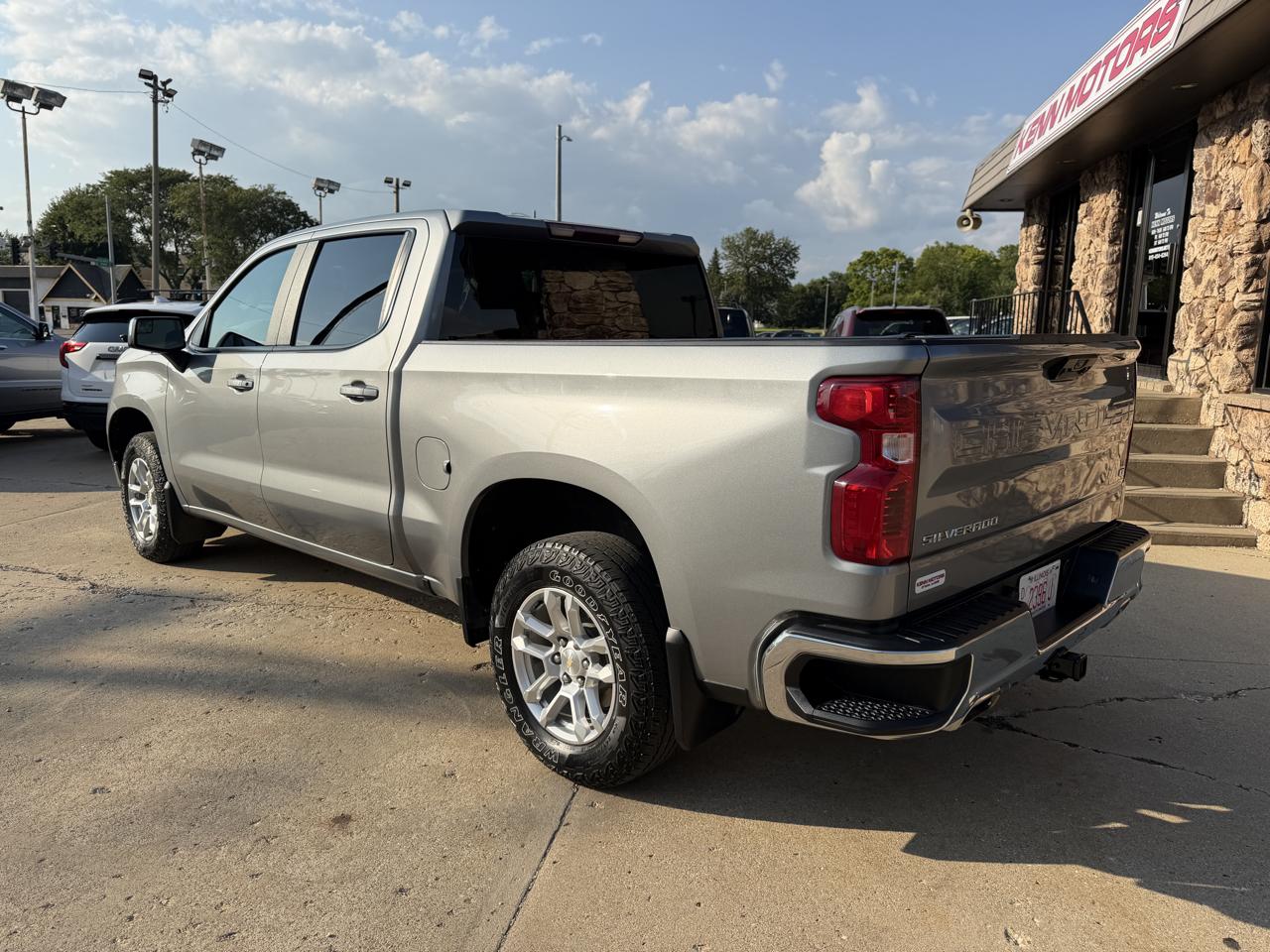 Chevrolet Silverado 1500 4WD Crew Cab 147" LT w/1LT 2023