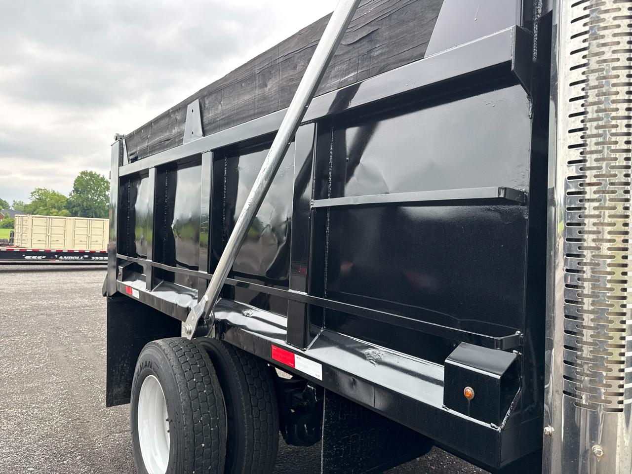 Freightliner M2  2011