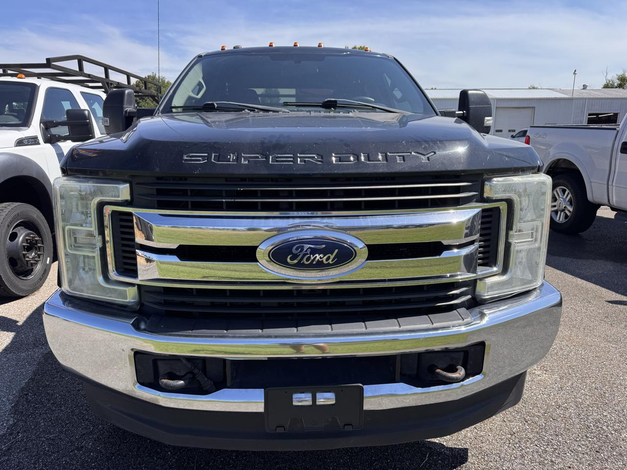 Ford Super Duty F-350 DRW Lariat 4WD Crew Cab 179" WB 60" CA 2017