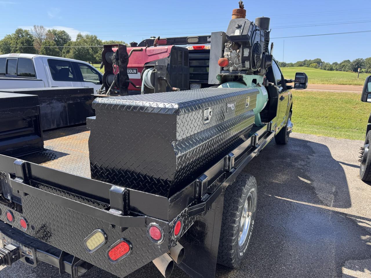 Ford Super Duty F-350 DRW Lariat 4WD Crew Cab 179" WB 60" CA 2017