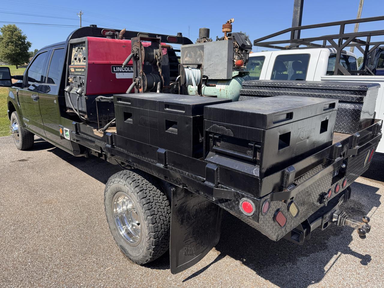 Ford Super Duty F-350 DRW Lariat 4WD Crew Cab 179" WB 60" CA 2017