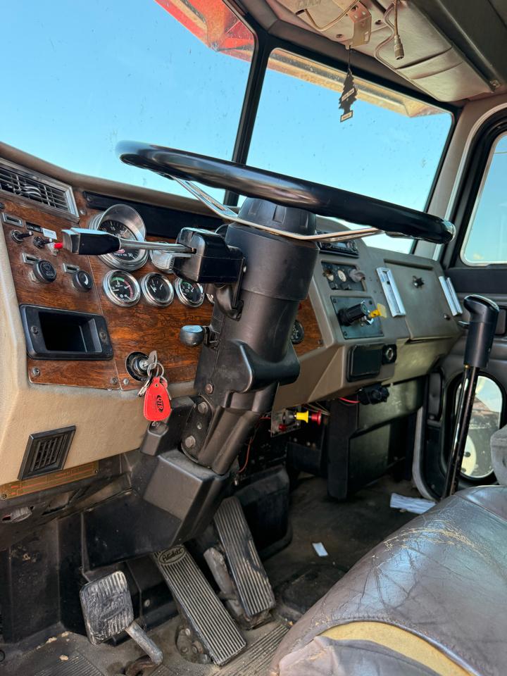 Peterbilt 330  1998