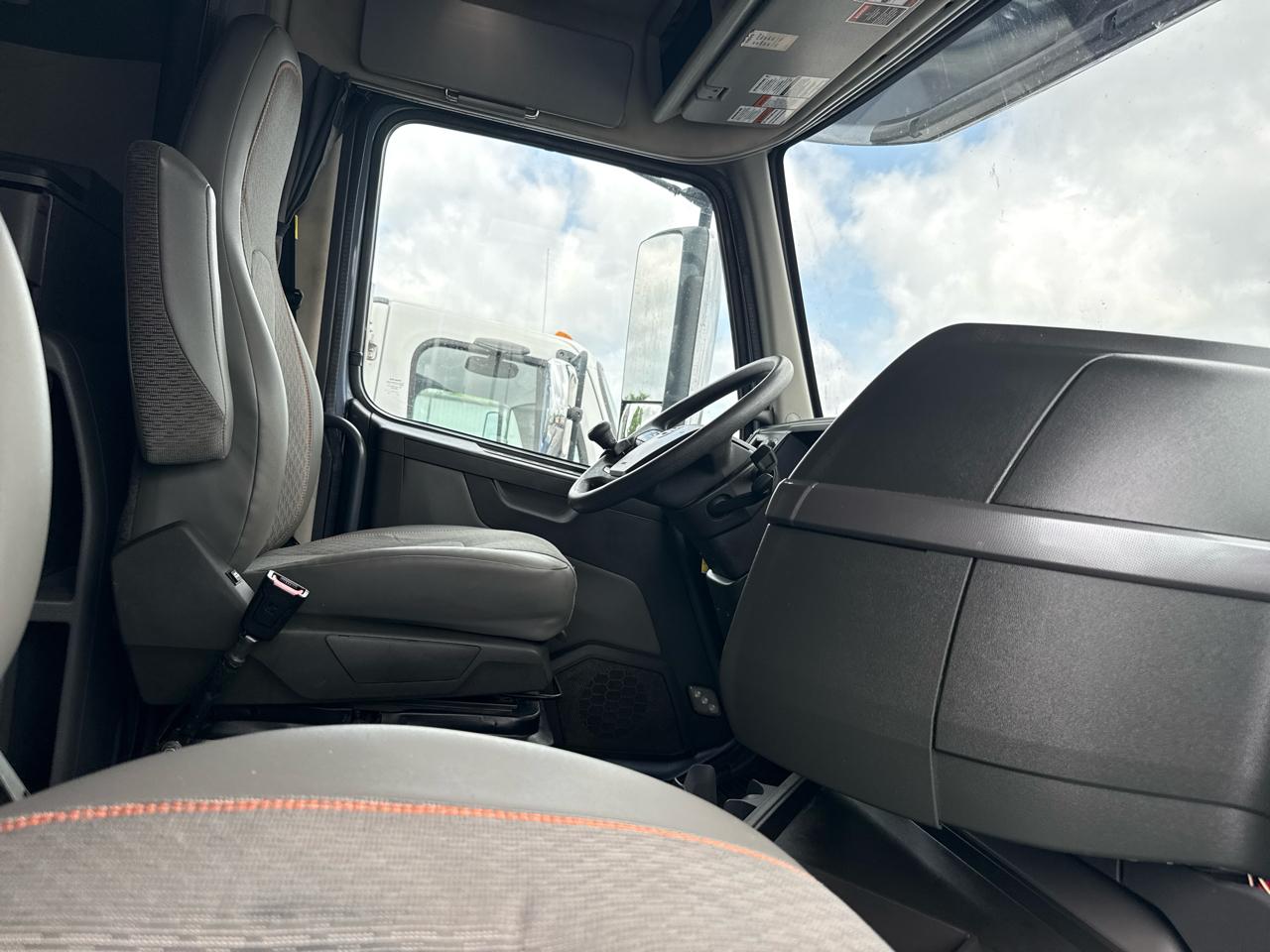 Volvo VNL  2023