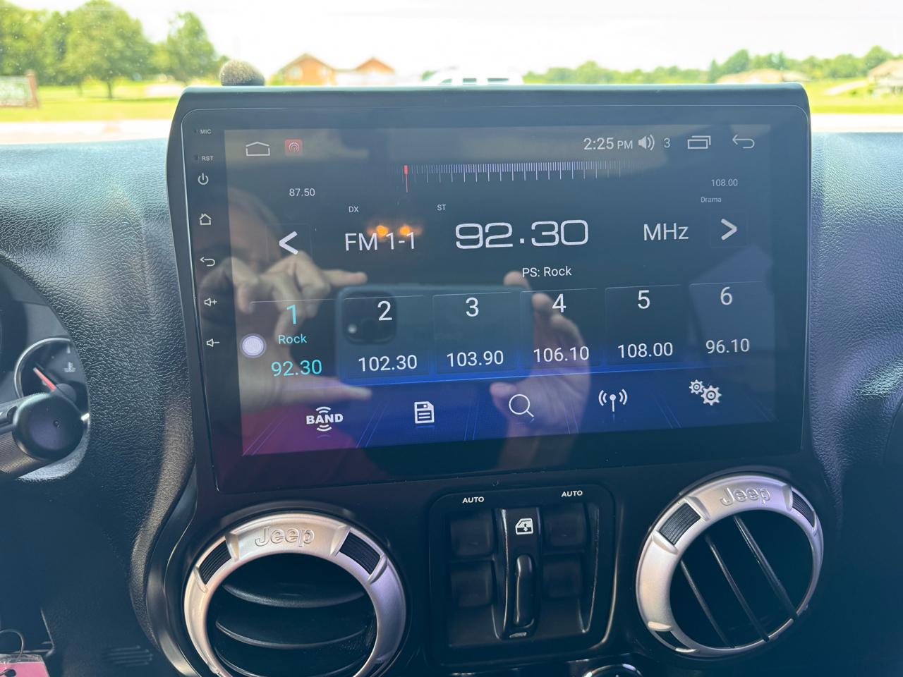 Jeep Wrangler Unlimited 4WD 4dr Sahara 2011