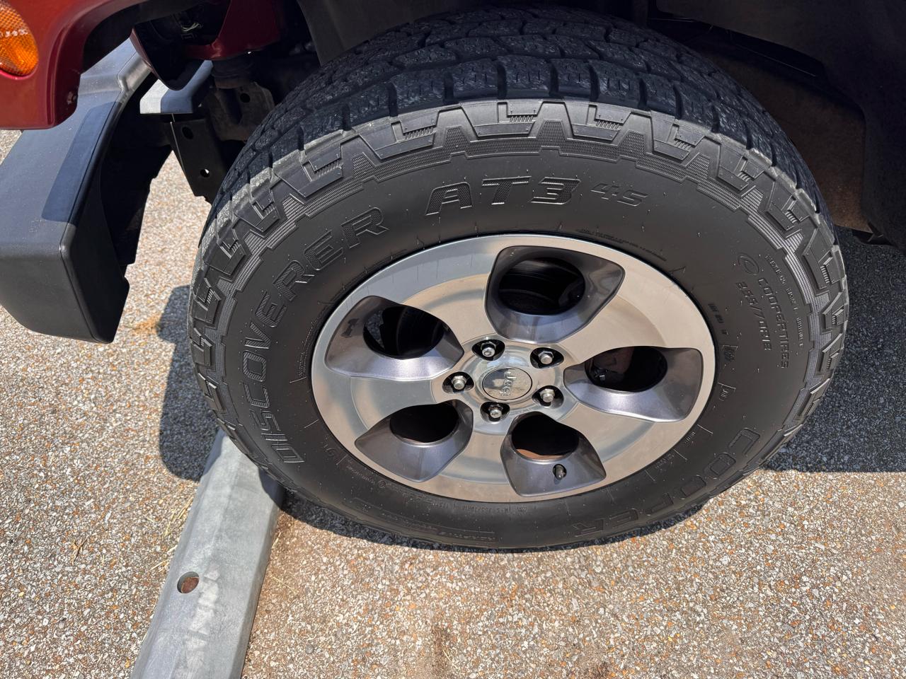 Jeep Wrangler Unlimited 4WD 4dr Sahara 2011