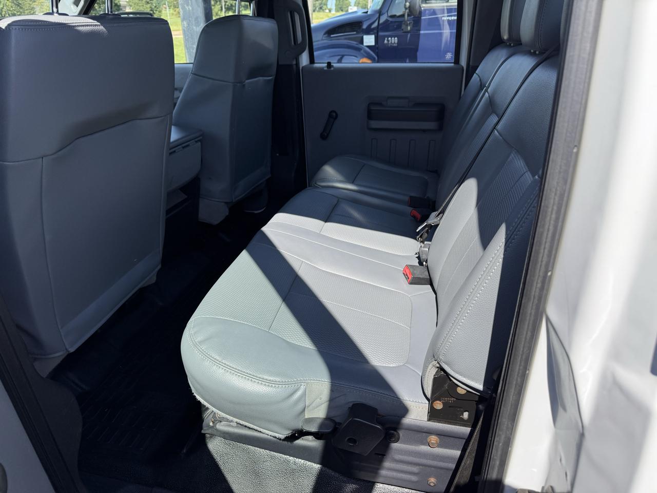 Ford Super Duty F-450 DRW 2WD Crew Cab 200" WB 84" CA XLT 2015