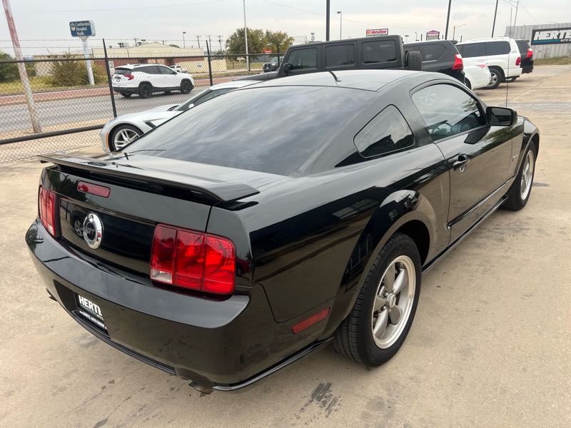 Ford Mustang GT Deluxe Coupe 2006 Ford Mustang GT Deluxe Coupe 2006