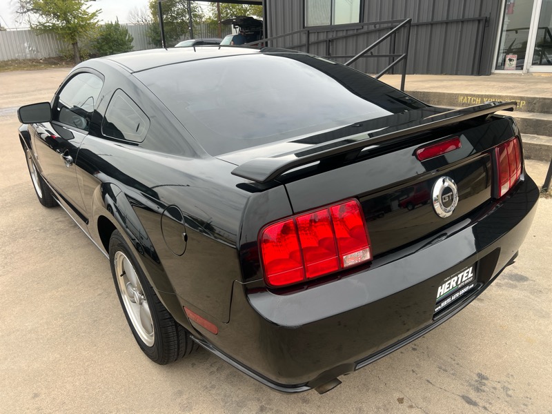 Ford Mustang GT Deluxe Coupe 2006 Ford Mustang GT Deluxe Coupe 2006