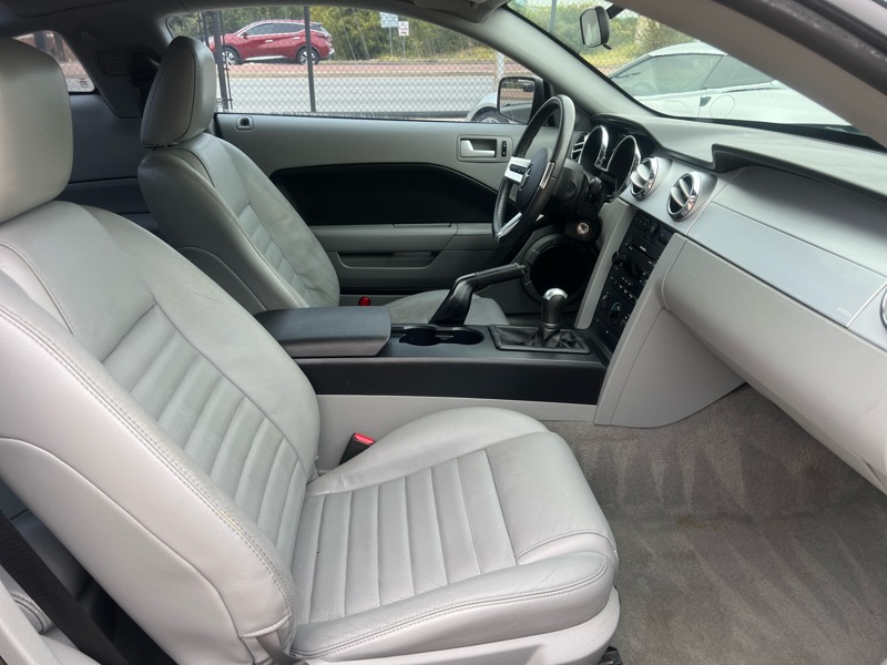 Ford Mustang GT Deluxe Coupe 2006 Ford Mustang GT Deluxe Coupe 2006