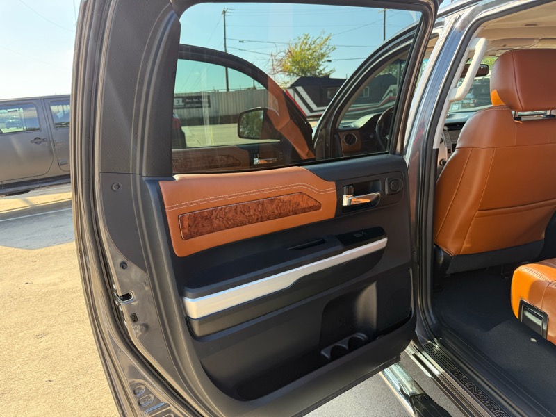 Toyota Tundra Platinum CrewMax 5.7L FFV 4WD 2014 Toyota Tundra Platinum CrewMax 5.7L FFV 4WD 2014