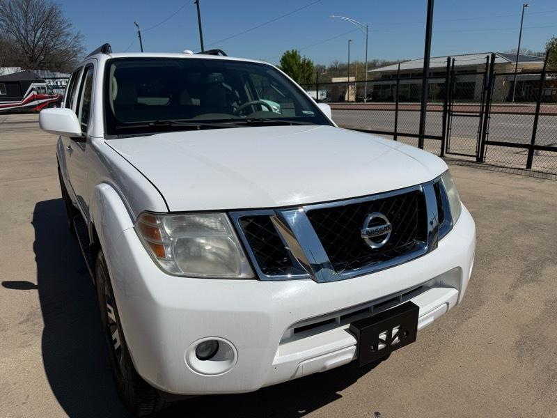Nissan Pathfinder LE 4WD 2011