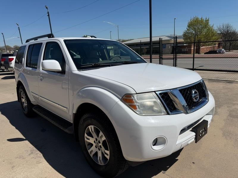 Nissan Pathfinder LE 4WD 2011