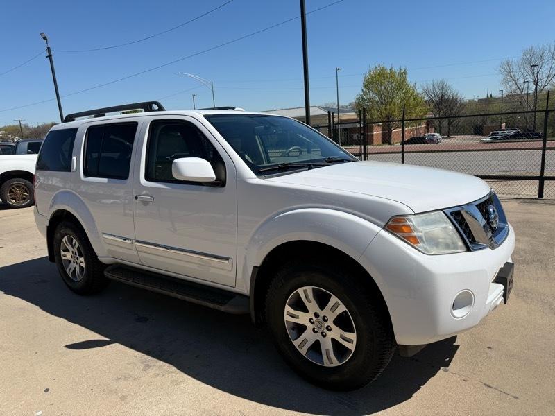Nissan Pathfinder LE 4WD 2011