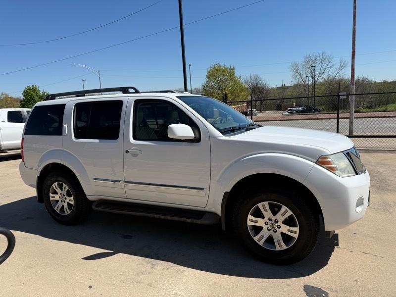 Nissan Pathfinder LE 4WD 2011