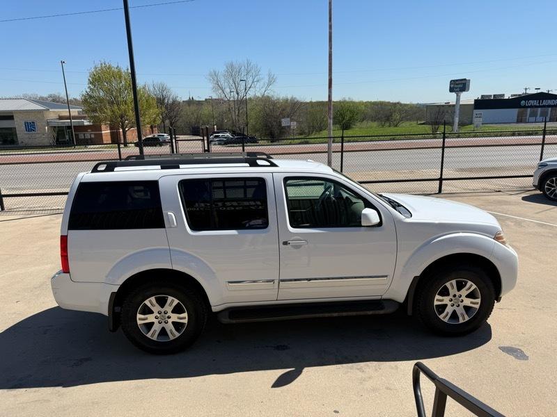 Nissan Pathfinder LE 4WD 2011