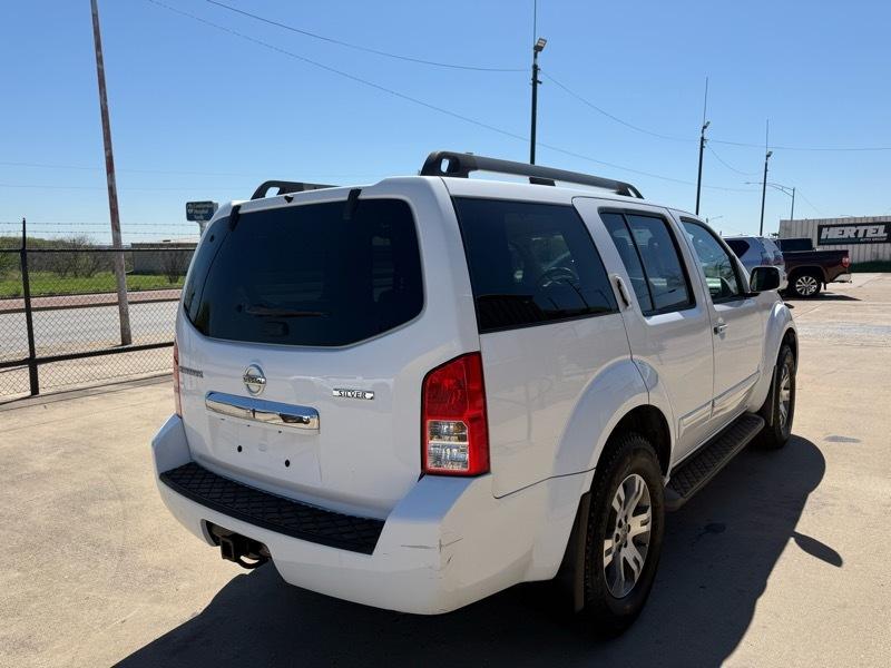 Nissan Pathfinder LE 4WD 2011