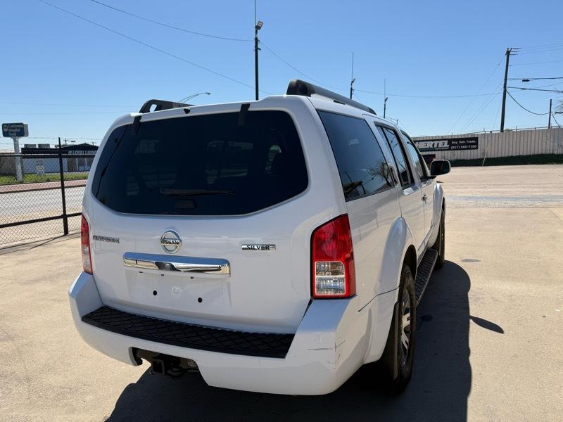 Nissan Pathfinder LE 4WD 2011