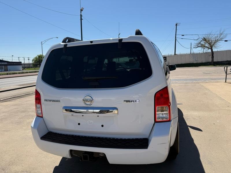 Nissan Pathfinder LE 4WD 2011