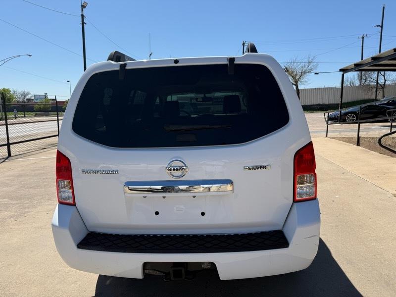 Nissan Pathfinder LE 4WD 2011