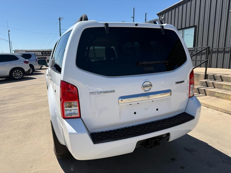 Nissan Pathfinder LE 4WD 2011