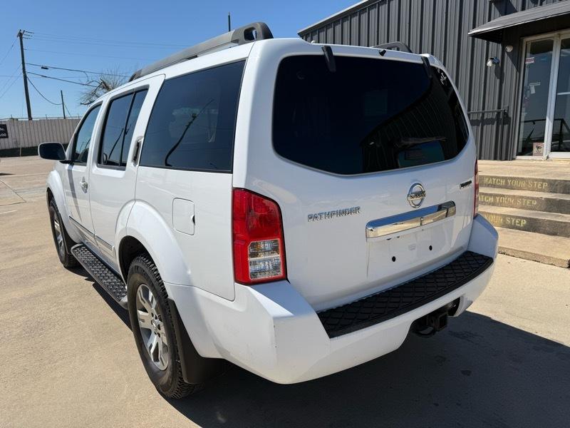 Nissan Pathfinder LE 4WD 2011