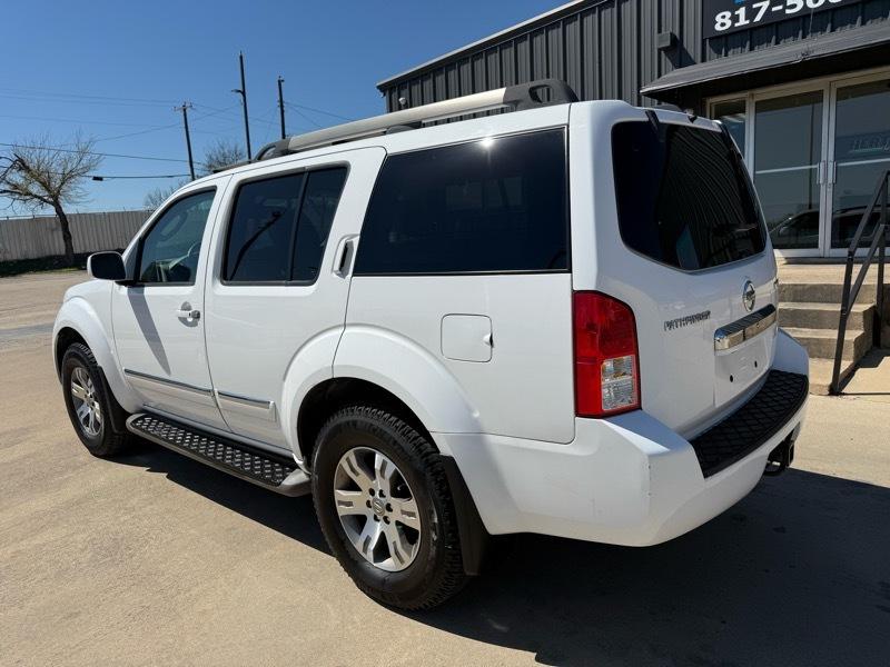 Nissan Pathfinder LE 4WD 2011