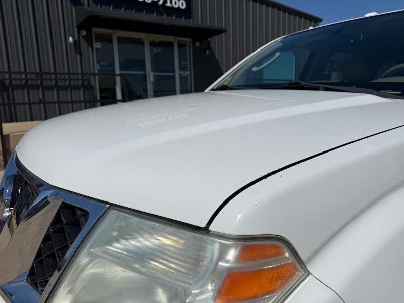 Nissan Pathfinder LE 4WD 2011