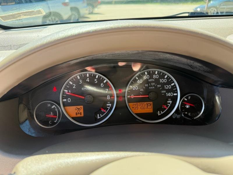 Nissan Pathfinder LE 4WD 2011