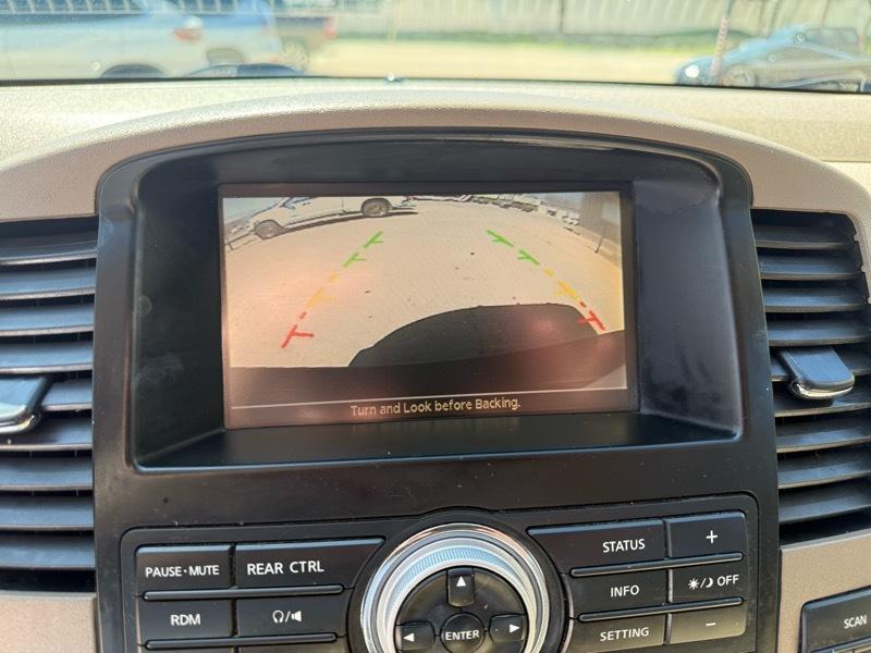 Nissan Pathfinder LE 4WD 2011