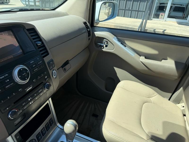 Nissan Pathfinder LE 4WD 2011